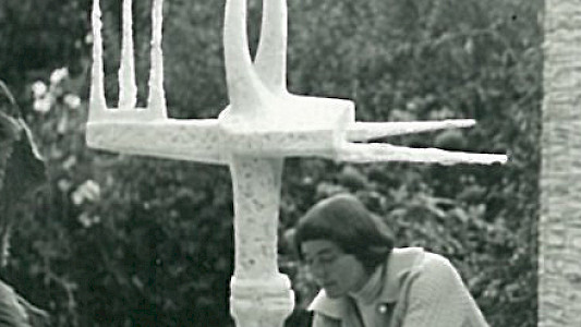 Skulptur mit Dorothea Buck