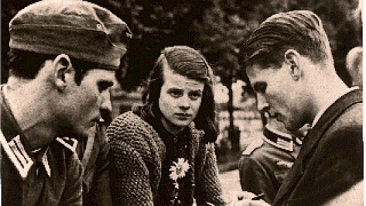 Geschwister Scholl &  Probst, Ostbahnhof1942