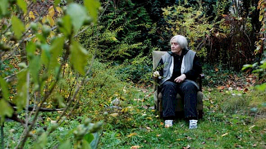 Gerda Lepke im Garten