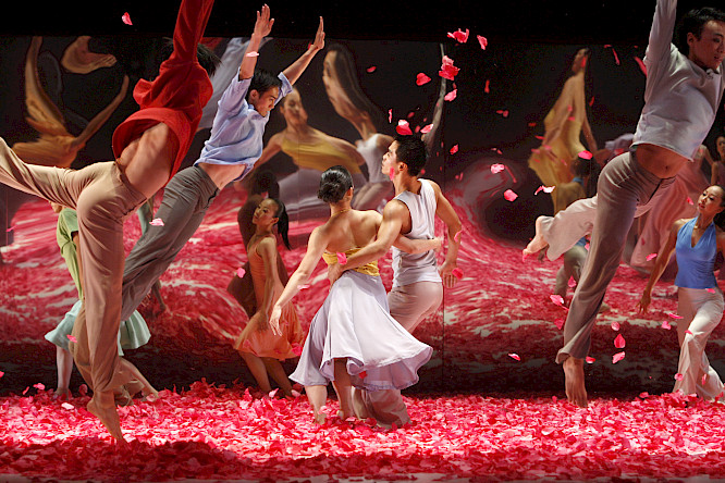 LIN WAIN-MIN & CLOUD GATE DANCE THEATRE Interface Between Worlds