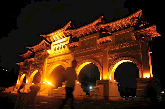LIN WAIN-MIN & CLOUD GATE DANCE THEATRE Interface Between Worlds