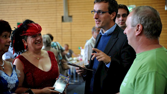 Henryk Wichmann bei der Basisarbeit