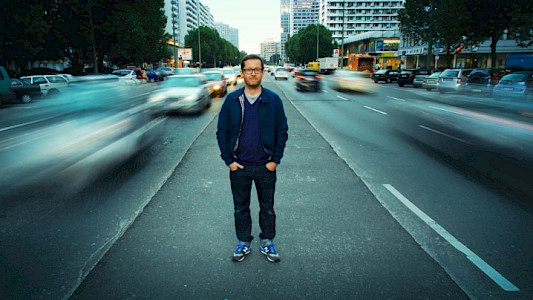 Florian Opitz auf der Leipziger Stra&szlig;e