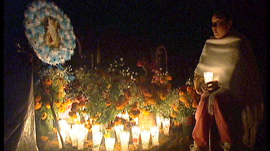 Junge Frau am Grab Ihres Kindes