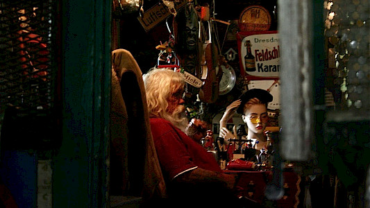 Graf Bachinger in seinem Zirkuswagen