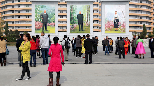 ZWISCHEN STECHSCHRITT UND LUNAPARK