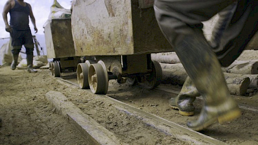 EL PESO DEL ORO&mdash;THE WEIGHT OF GOLD