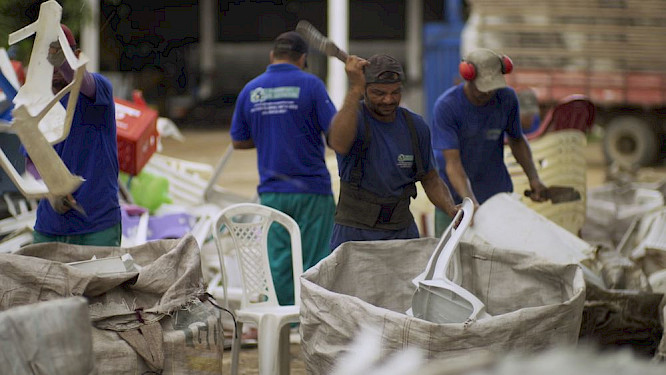 2020 Deckert Distribution GmbH