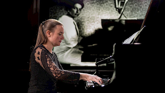 DORA &ndash; ESCAPE INTO MUSIC