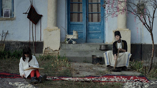 MAIA &ndash; PORTRAIT WITH HANDS